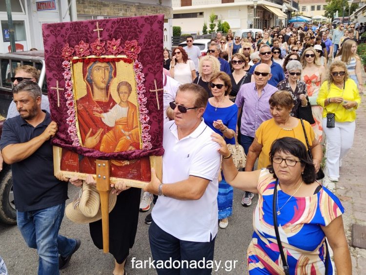 Απόρρητο: Πιστοί μετέφεραν στις πλάτες τους την Εικόνα της Παναγίας από το Αχλαδοχώρι στην Οιχαλία