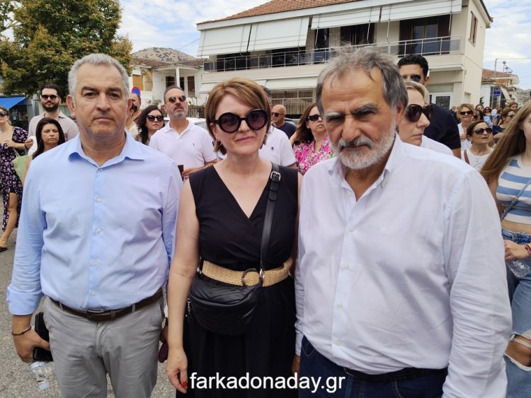 Απόρρητο: Πιστοί μετέφεραν στις πλάτες τους την Εικόνα της Παναγίας από το Αχλαδοχώρι στην Οιχαλία