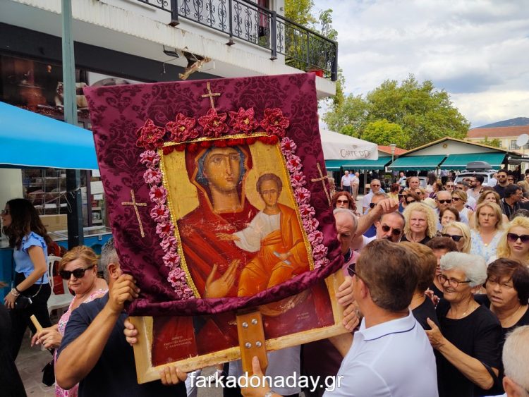 Απόρρητο: Πιστοί μετέφεραν στις πλάτες τους την Εικόνα της Παναγίας από το Αχλαδοχώρι στην Οιχαλία