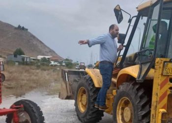 Πρέπει να μείνουμε όρθιοι, ενωμένοι και δυνατοί για να μπορέσουμε να σταθούμε στα πόδια μας