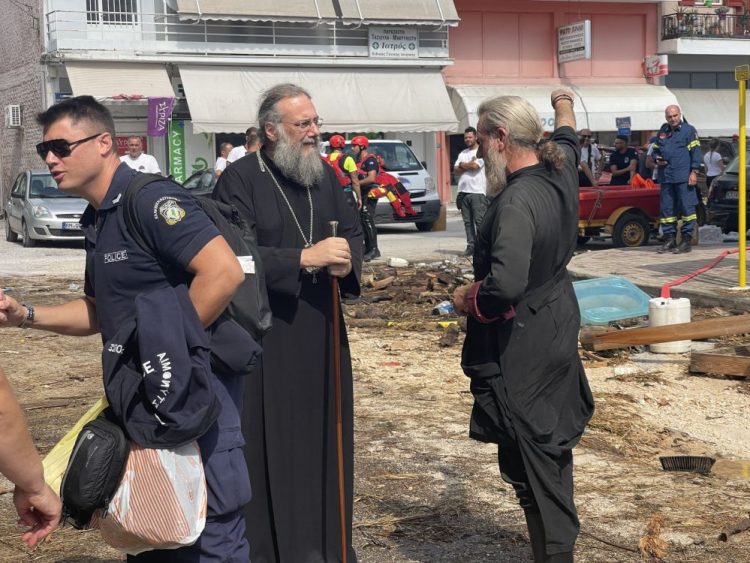 Ο  Τρίκκης Χρυσόστομος στην πλημμυρισμένη Φαρκαδόνα
