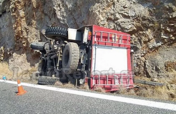 Ανατροπή πυροσβεστικού οχήματος με δύο τραυματίες