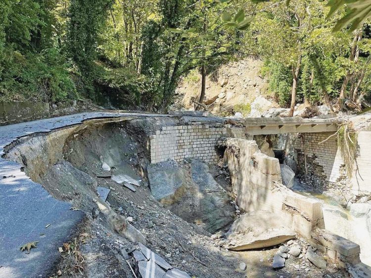 Τα σύγχρονα έργα κατέρρευσαν, το γεφυράκι της ΜΟΜΑ άντεξε!