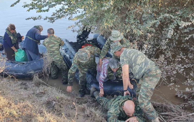 Συγκινεί η ηλικιωμένη για τον πεζοναύτη που πάτησε πάνω του – «Να έχει την ευχή μου, να τα χιλιάσει»