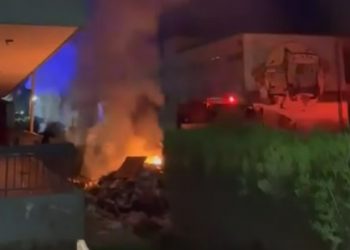 Άγνωστοι έκαναν «ντου» και πυρπόλησαν καρέκλες και θρανία στο ΕΠΑΛ Φαρκαδόνας (ΒΙΝΤΕΟ)