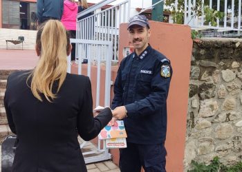 Διανεμήθηκαν ενημερωτικά φυλλάδια και σχολικά προγράμματα από αστυνομικούς σε μαθητές