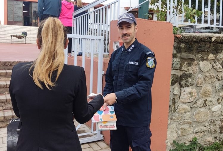 Διανεμήθηκαν ενημερωτικά φυλλάδια και σχολικά προγράμματα από αστυνομικούς σε μαθητές