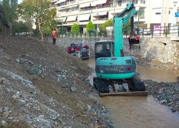 Επιχειρούν παντού τα μηχανήματα της Περιφέρειας Θεσσαλίας για τον καθαρισμό ποταμών και την αποκατάσταση αναχωμάτων