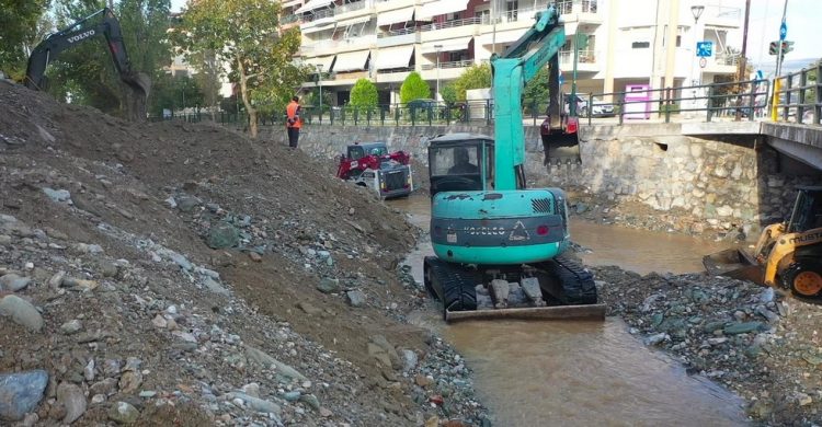 Επιχειρούν παντού τα μηχανήματα της Περιφέρειας Θεσσαλίας για τον καθαρισμό ποταμών και την αποκατάσταση αναχωμάτων