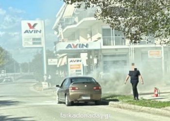 Αυτοκίνητο πήρε φωτιά εν κινήσει στα Τρίκαλα