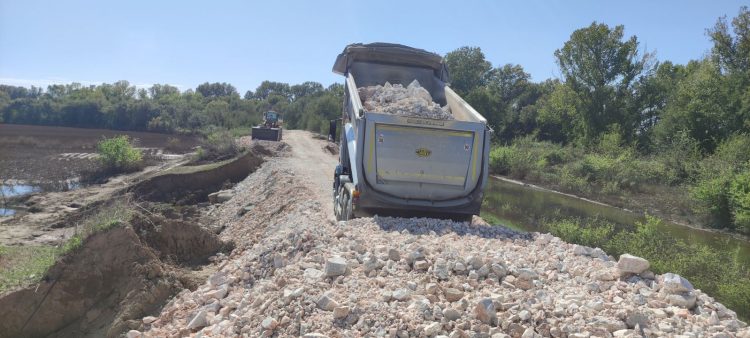 Με εντατικούς ρυθμούς συνεχίζει η Περιφέρεια Θεσσαλίας τις εργασίες αποκατάστασης οδικών δικτύων και καθαρισμού ποταμών