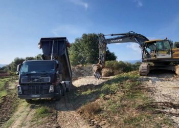 Με εντατικούς ρυθμούς συνεχίζει η Περιφέρεια Θεσσαλίας τις εργασίες αποκατάστασης οδικών δικτύων και καθαρισμού ποταμών