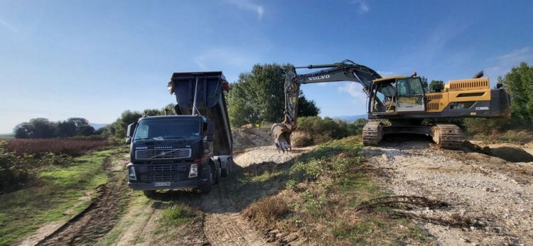 Με εντατικούς ρυθμούς συνεχίζει η Περιφέρεια Θεσσαλίας τις εργασίες αποκατάστασης οδικών δικτύων και καθαρισμού ποταμών