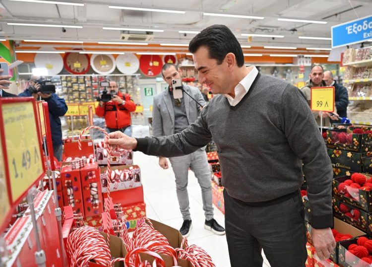 Σκρέκας: «Οι τιμές των χριστουγεννιάτικων ειδών μειώνονται»