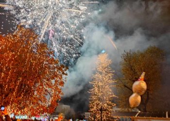 Φωταγωγήθηκε το υψηλότερο φυσικό χριστουγεννιάτικο δέντρο της Ελλάδας στα Τρίκαλα