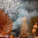 Φωταγωγήθηκε το υψηλότερο φυσικό χριστουγεννιάτικο δέντρο της Ελλάδας στα Τρίκαλα