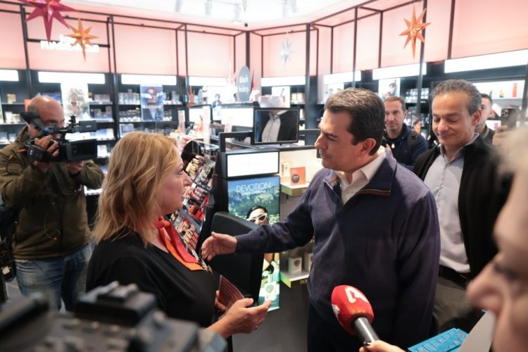 Επίσκεψη Κώστα Σκρέκα σε καταστήματα για την Black Friday