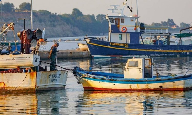 Οι δικαιούχοι πλοιοκτήτες επαγγελματικών αλιευτικών σκαφών για το de minimis