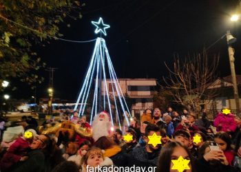 Φωταγωγήθηκε το χριστουγεννιάτικο δέντρο στους Ταξιάρχες