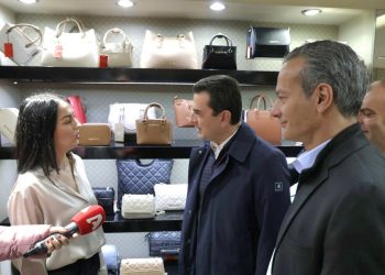 Αυστηρή προειδοποίηση Σκρέκα για τις στρεβλές εμπορικές πρακτικές στην πρεμιέρα των εκπτώσεων