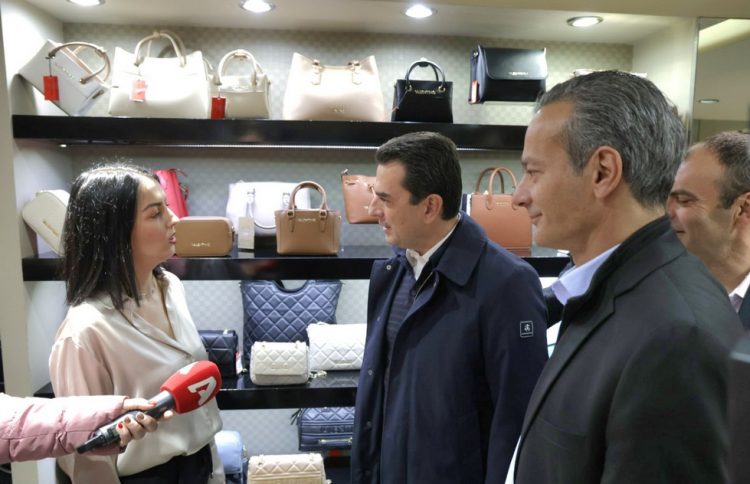 Αυστηρή προειδοποίηση Σκρέκα για τις στρεβλές εμπορικές πρακτικές στην πρεμιέρα των εκπτώσεων