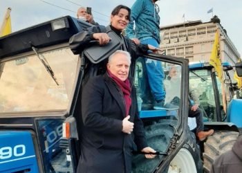 H Κοντοτόλη στο Σύνταγμα με τους αγρότες – Ανέβηκε σε τρακτέρ!!!