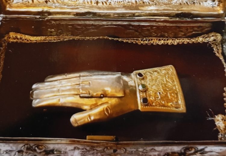 Τα Τρίκαλα υποδέχονται την Τιμία Χείρα του Αγίου Νικολάου του εκ Μετσόβου