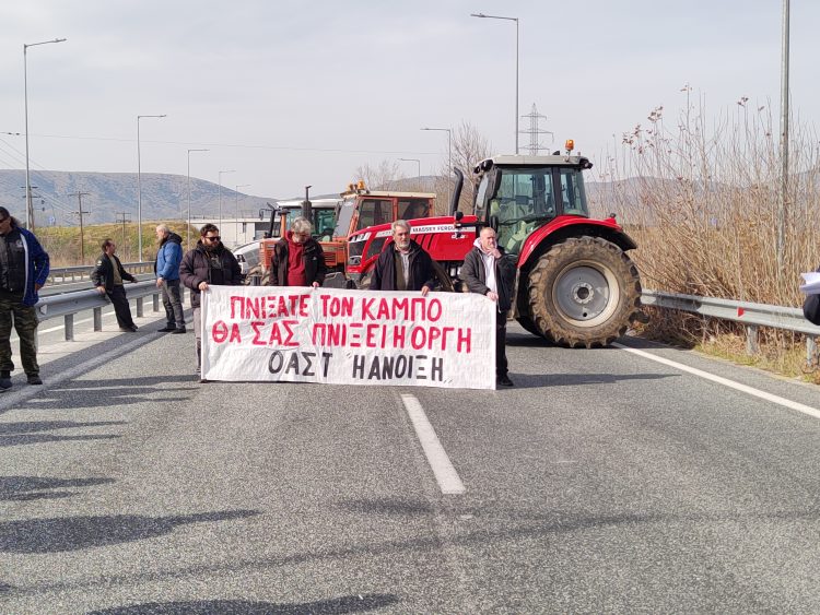 Σε συμβολικό αποκλεισμό της Ε.Ο. στο Ζάρκο προχώρησαν οι αγρότες και κτηνοτρόφοι