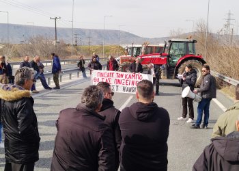 Σε συμβολικό αποκλεισμό της Ε.Ο. στο Ζάρκο προχώρησαν οι αγρότες και κτηνοτρόφοι