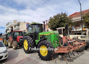 Πολιόρκησαν τη Νομαρχία Τρικάλων με τρακτέρ οι αγανακτισμένοι αγρότες