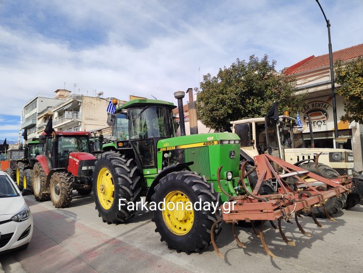 Πολιόρκησαν τη Νομαρχία Τρικάλων με τρακτέρ οι αγανακτισμένοι αγρότες