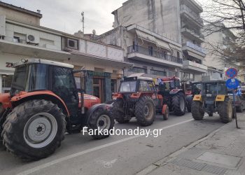 Πολιόρκησαν τη Νομαρχία Τρικάλων με τρακτέρ οι αγανακτισμένοι αγρότες