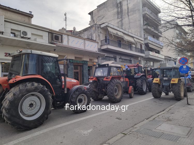 Πολιόρκησαν τη Νομαρχία Τρικάλων με τρακτέρ οι αγανακτισμένοι αγρότες