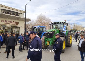 Πολιόρκησαν τη Νομαρχία Τρικάλων με τρακτέρ οι αγανακτισμένοι αγρότες