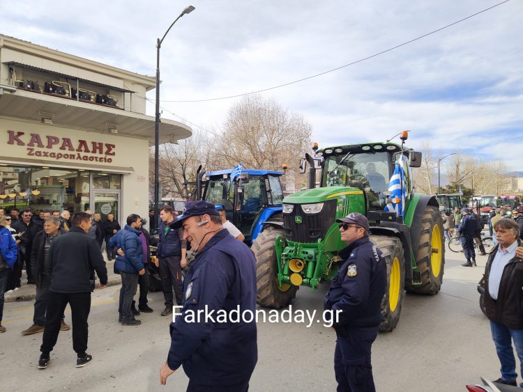 Πολιόρκησαν τη Νομαρχία Τρικάλων με τρακτέρ οι αγανακτισμένοι αγρότες