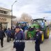 Πολιόρκησαν τη Νομαρχία Τρικάλων με τρακτέρ οι αγανακτισμένοι αγρότες
