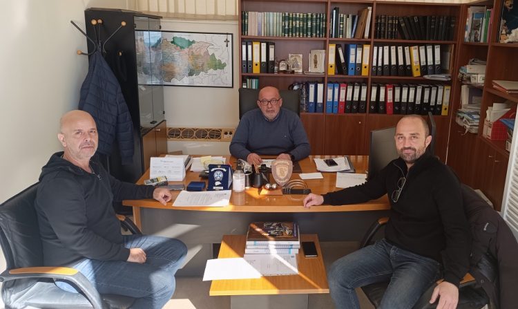 Υπογραφή σύμβασης έργου «Αποκατάσταση ζημιών σε σχολικά κτίρια λόγω του σεισμού της 3ης Μαρτίου 2021»