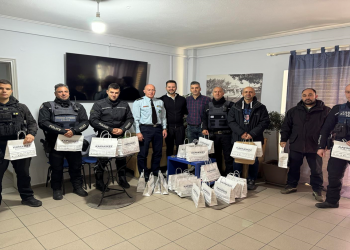 Προσφορά ισοθερμικών από την εταιρεία «ΚΑΡΑΚΙΚΕΣ» στους Τρικαλινούς αστυνομικούς