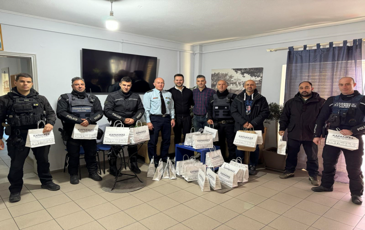 Προσφορά ισοθερμικών από την εταιρεία «ΚΑΡΑΚΙΚΕΣ» στους Τρικαλινούς αστυνομικούς