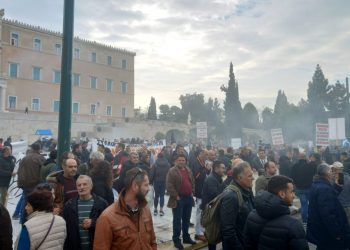 «Κάπνισαν» το Σύνταγμα οι μελισσοκόμοι στη συγκέντρωση διαμαρτυρίας