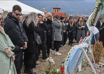 «Το νεκροταφείο έγινε σπίτι μας και το σπίτι μας νεκροταφείο» – Ο σπαραγμός των μανάδων στο ετήσιο μνημόσυνο στα Τέμπη