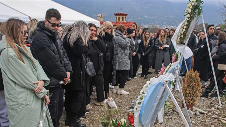 «Το νεκροταφείο έγινε σπίτι μας και το σπίτι μας νεκροταφείο» – Ο σπαραγμός των μανάδων στο ετήσιο μνημόσυνο στα Τέμπη