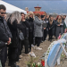 «Το νεκροταφείο έγινε σπίτι μας και το σπίτι μας νεκροταφείο» – Ο σπαραγμός των μανάδων στο ετήσιο μνημόσυνο στα Τέμπη