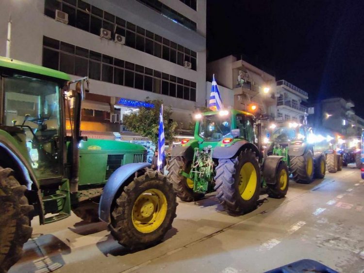 Τρίκαλα: Μπήκαν με τα τρακτέρ στην πόλη οι αγρότες