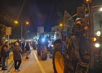 Τρίκαλα: Μπήκαν με τα τρακτέρ στην πόλη οι αγρότες