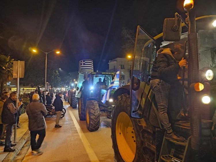 Τρίκαλα: Μπήκαν με τα τρακτέρ στην πόλη οι αγρότες
