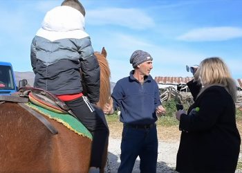 Βίντεο: Συνάντηση της γραμματέως της ΝΔ με 9χρονο που βρέθηκε στο μπλόκο του Ζάρκου – “Θα δουλέψουμε σκληρά για να μείνει στον τόπο”