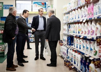 Αυτοψία Μητσοτάκη – Σκρέκα σε σούπερ μάρκετ για τις μειώσεις των τιμών