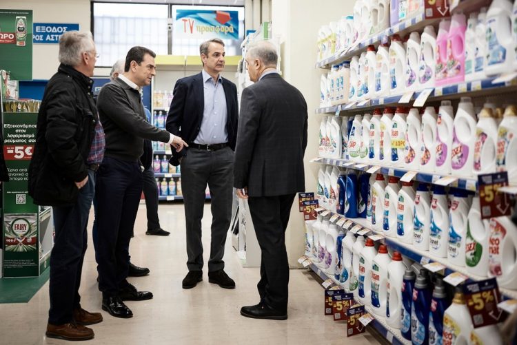 Αυτοψία Μητσοτάκη – Σκρέκα σε σούπερ μάρκετ για τις μειώσεις των τιμών