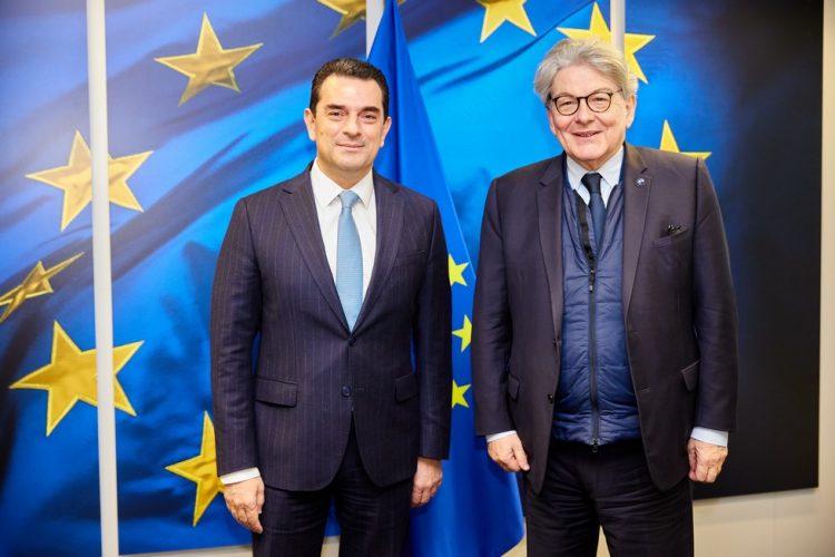 Συνάντηση Σκρέκα – Breton στις Βρυξέλλες για το μέλλον της βιομηχανίας στην Ευρώπη – Πρόσκληση να επισκεφθεί βιομηχανικές μονάδες στην Ελλάδα